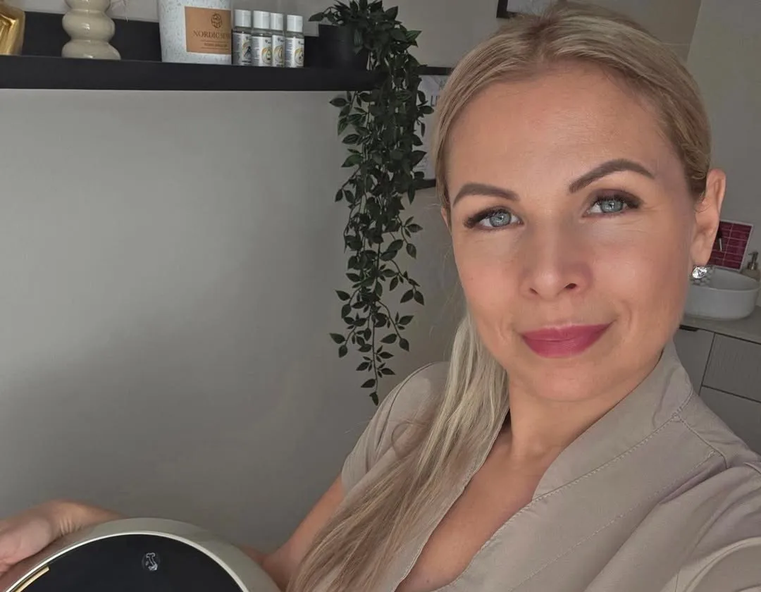 Velvet Skin Studio meistare kabinetā blakus Endospheres ierīcei