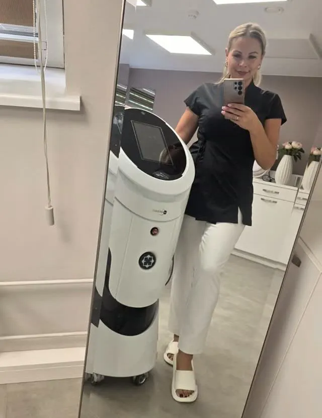 Gaišais Velvet Skin Studio kabinets ar Endospheres ierīci spoguļa atspulgā